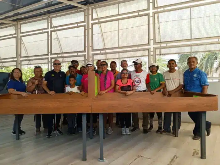 Asistentes al Taller de arbitraje de Showdown posando con una mesa de Showdown.